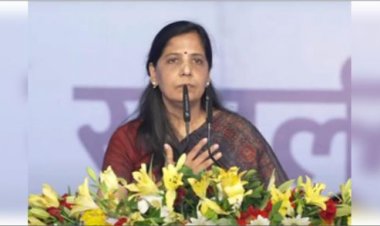 केजरीवाल कस्टडी में, पत्नी राजनीतिक मंच पर, लोगों से कर रहीं हैं अपील