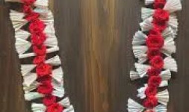 कानून की छात्रा ने मुख्यमंत्री सिद्धरमैया को मुफ्त बस टिकट से बनी माला भेंट की