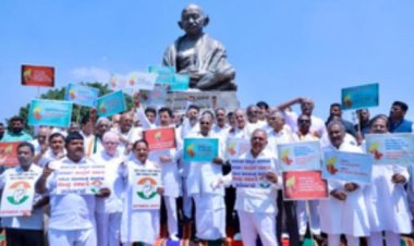 सूखा राहत को लेकर कर्नाटक कांग्रेस के नेताओं का केंद्र के खिलाफ विरोध प्रदर्शन