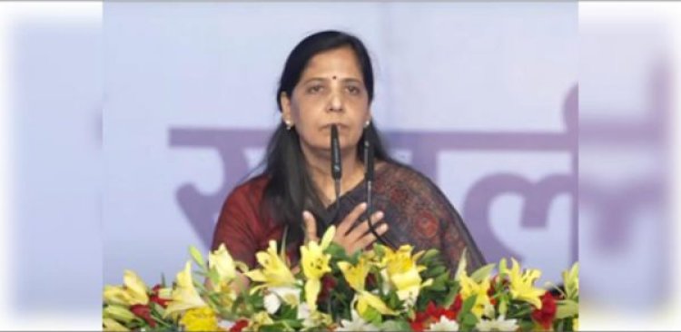 केजरीवाल कस्टडी में, पत्नी राजनीतिक मंच पर, लोगों से कर रहीं हैं अपील