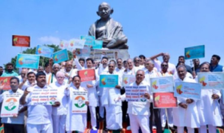 सूखा राहत को लेकर कर्नाटक कांग्रेस के नेताओं का केंद्र के खिलाफ विरोध प्रदर्शन