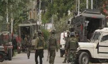 जम्मू-कश्मीर के कुलगाम में सुरक्षा बलों के साथ मुठभेड़ में दो आतंकी मारे गए: अधिकारी