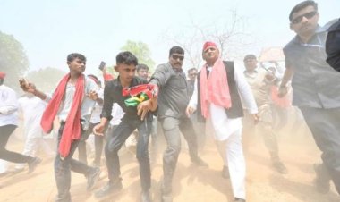 कन्नौजः मारपीट की सूचना पर पोलिंग बूथ पहुंचे अखिलेश यादव, कहा- ‘गुंडे भाग गए’