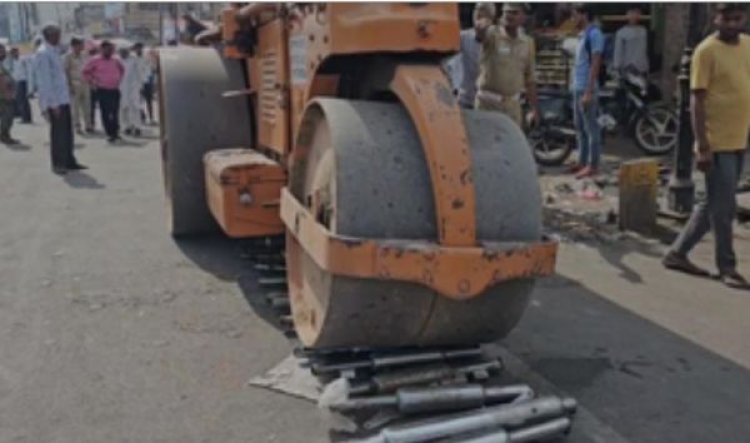 हापुड़ में पुलिस ने बुलेट के मॉडिफाइड साइलेंसरों पर चलवाया बुलडोजर