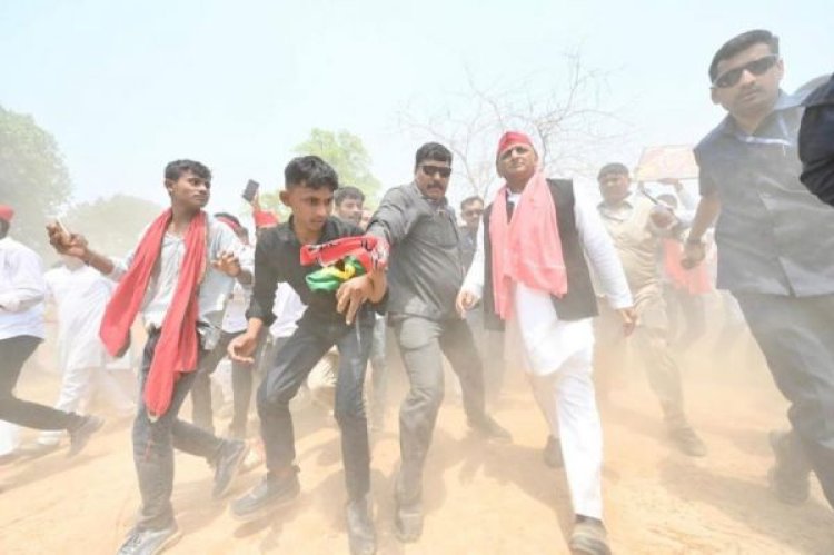 कन्नौजः मारपीट की सूचना पर पोलिंग बूथ पहुंचे अखिलेश यादव, कहा- ‘गुंडे भाग गए’