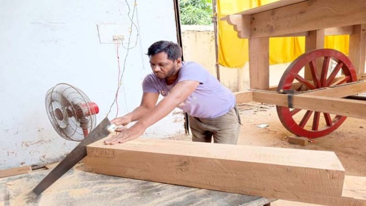 भगवान जगन्नाथ के मंदिर में रथ यात्रा की तैयारियां तेज, मुस्लिम कारिगर बना रहे रथ