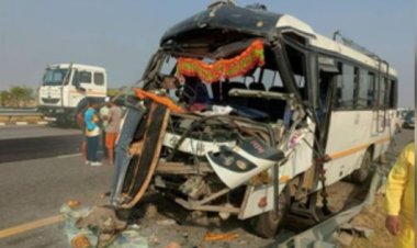 पूर्वांचल एक्सप्रेसवे पर बस ने डंपर में मारी टक्कर, चार की मौत