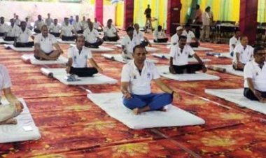 एनएमडीसी बचेली कॉम्प्लेक्स में योगाभ्यास