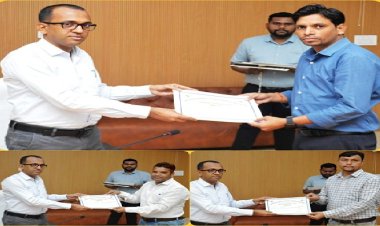 लोकसभा निर्वाचन में उत्कृष्ट कार्य करने वाले अधिकारी-कर्मचारियों का किया गया सम्मान