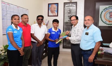 कलेक्टर से अंतर्राष्ट्रीय हॉकी खिलाड़ी भूमिक्षा एवं अनिशा ने की सौंजन्य भेंट