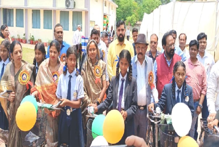 जिला स्तरीय शाला प्रवेशोत्सव में शामिल हुए विधायक भईयालाल राजवाडे़