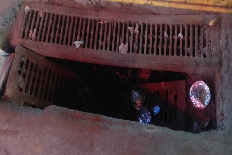 शहर के हृदय स्थल शास्त्री मार्केट सिटी कोतवाली चौक पर नाली के ऊपर लोहे का स्लैब बनाया गया था जो की पूरी तरह से क्षतिग्रस्त हो चुका है