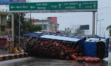 बीच सड़क पर पलटा सिलेंडर से भरा ट्रक, हो सकता था बड़ा हादसा...