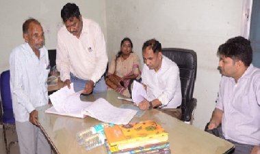 कलेक्टर डाॅ. गौरव सिंह पहुंचे पटवारी और पंचायत कार्यालय