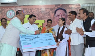जनदर्शन : मुख्यमंत्री श्री विष्णु देव साय ने  श्रमवीरों के मेधावी बच्चों को दो दो लाख रुपए के चेक वितरित किए