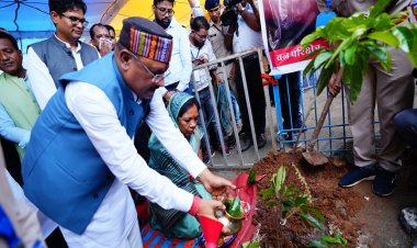 एक पेड़ मां के नाम   माँ के सम्मान में रुद्राक्ष का पौधा रोपा मुख्यमंत्री श्री साय ने