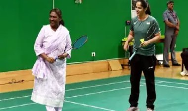 राष्ट्रपति मुर्मु ने ओलंपिक पदक विजेता साइना नेहवाल के साथ बैडमिंटन खेला