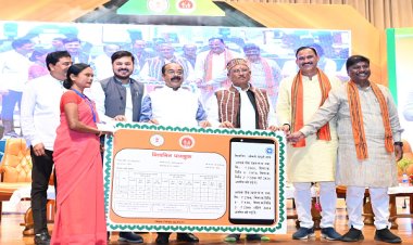 मुख्यमंत्री के हाथों सम्मानित हुईं बगिया की मितानिन दीदी माधुरी पैकरा