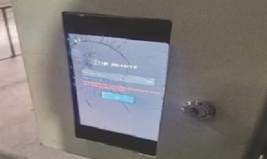 बायोमेट्रिक मशीन में हुई तोडफ़ोड़