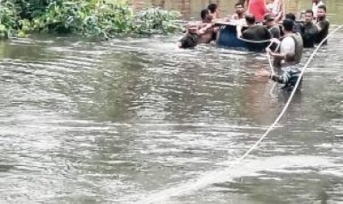 सुरक्षा के साथ मानवता की मिसाल पेश कर रहे जवान