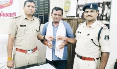 ढाबा के पास मिली एक लाख की 2 सोने की चेन, थाने को सौंपा