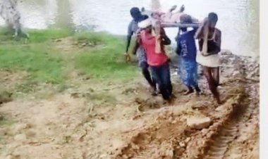 चारपाई पर मरीज को लेकर पैदल नदी पार कर एम्बुलेंस तक लाया