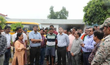 पदभार ग्रहण करने के तत्काल बाद कलेक्टर यादव बारिश प्रभावित गांवों में पहुंचे