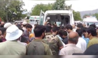 जम्मू-कश्मीर के अनंतनाग में खाई में गिरी कार, 8 की मौत