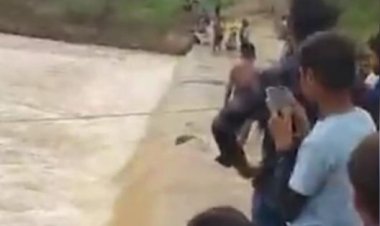 कार से कूदकर ड्राइवर ने बचाई जान, देखते ही देखते पानी में बह गई कार