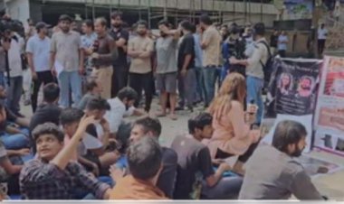 यूपीएससी कोचिंग सेंटर के बाहर धरने पर डटे छात्र, मृतकों के परिवारों के लिए एक-एक करोड़ मुआवजे की मांग