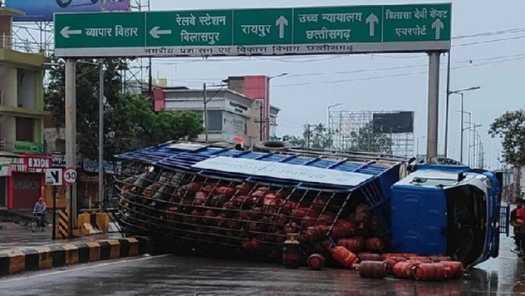बीच सड़क पर पलटा सिलेंडर से भरा ट्रक, हो सकता था बड़ा हादसा...