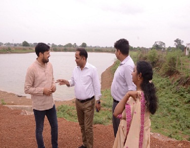 विधायक अनुज शर्मा व कलेक्टर डाॅ. गौरव सिंह ने बरबंदा के तालाब का किया अवलोकन