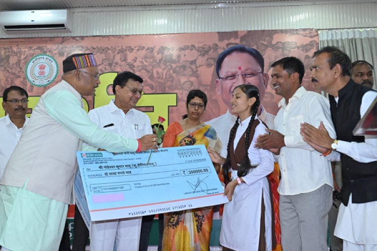 जनदर्शन : मुख्यमंत्री श्री विष्णु देव साय ने  श्रमवीरों के मेधावी बच्चों को दो दो लाख रुपए के चेक वितरित किए