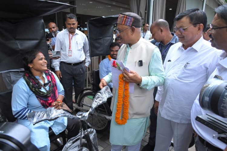 जनदर्शन : मुख्यमंत्री श्री विष्णु देव साय ने  श्रमवीरों के मेधावी बच्चों को दो दो लाख रुपए के चेक वितरित किए