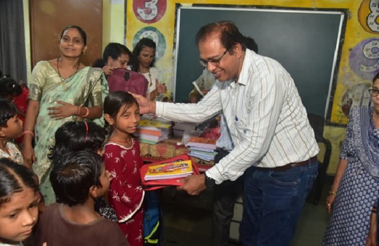 जीई फाउंडेशन ने शिक्षा अभियान में बालिकाओं को पाठ्य सामग्री दी