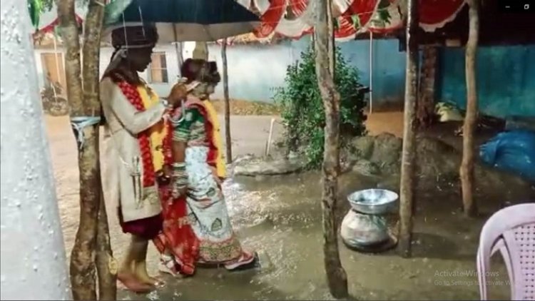 छत्तीसगढ़ में अनोखी शादी: दूल्हा-दुल्हन ने बरसते पानी में लिए फेरे, देखें वीडियो...