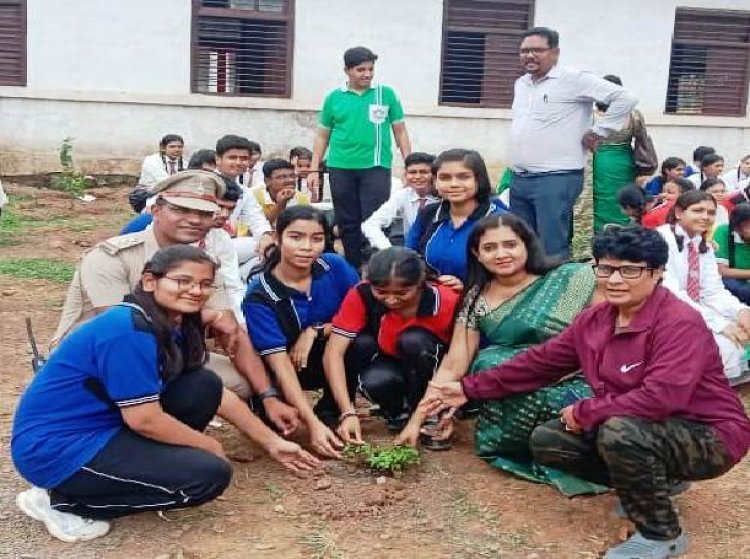 सलेम इंग्लिश स्कूल में पौधारोपण कर मनाया ग्रीन डे