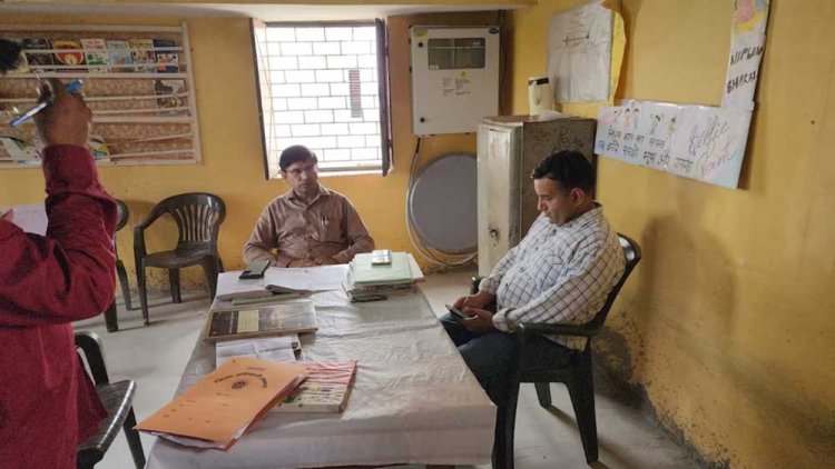 संभल में सरकारी स्कूल का निरीक्षण करने पहुंच गए डीएम,  टीचर के मोबाइल की निकली हिस्ट्री