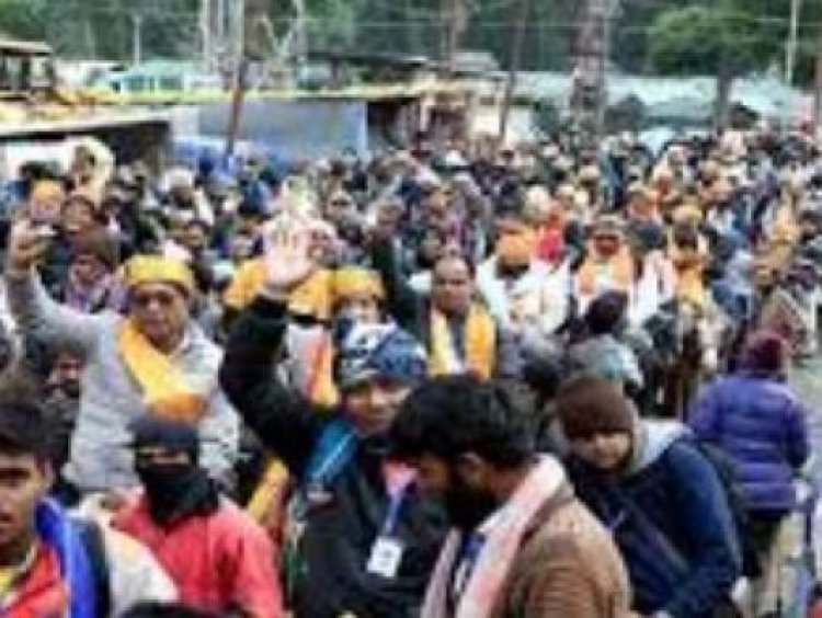 जम्मू से 4,889 तीर्थयात्रियों का जत्था अमरनाथ गुफा मंदिर के लिए हुआ रवाना