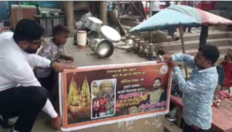 वाराणसी में एल्विश यादव के खिलाफ लगे पोस्टर, मंदिर में वीआईपी दर्शन की जांच की मांग