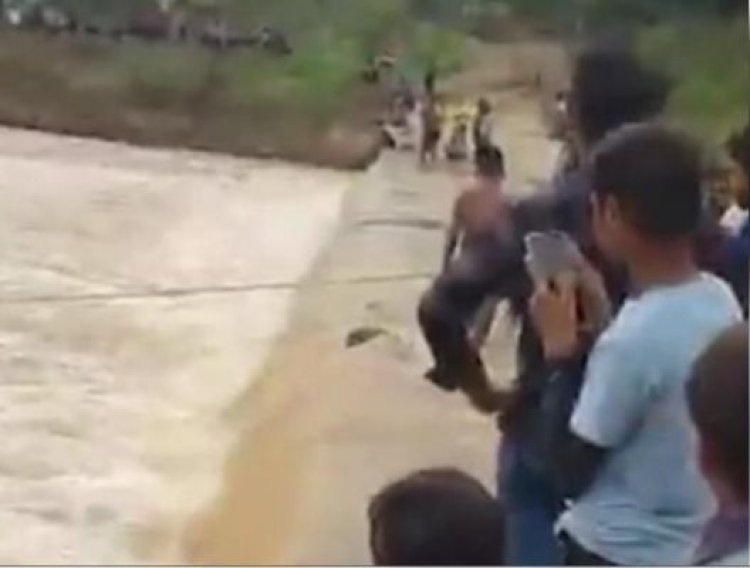 कार से कूदकर ड्राइवर ने बचाई जान, देखते ही देखते पानी में बह गई कार