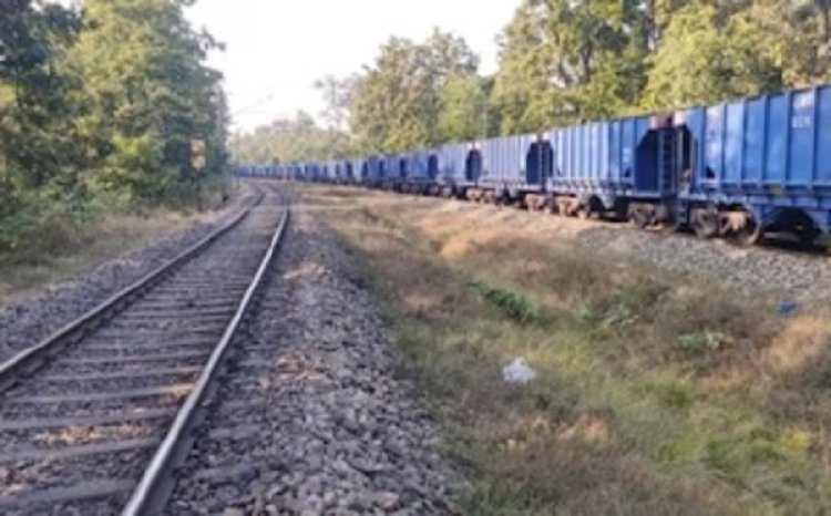 रेलवे ट्रैक पर मवेशियों की रोकथाम के लिए ट्रैक के आसपास के निवासियों को दी जा रही समझाइश