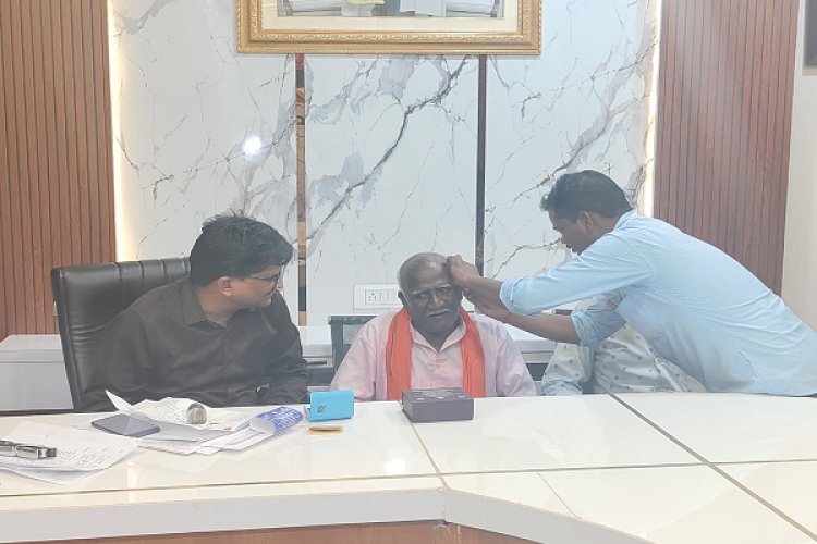 सीएम कैंप कार्यालय बगिया से महादेव को मिला श्रवण यंत्र, खुश होकर बुजुर्ग ने कहा अब वह हर रविवार सुनेगा "मन की बात", मुख्यमंत्री विष्णुदेव साय का जताया आभार...