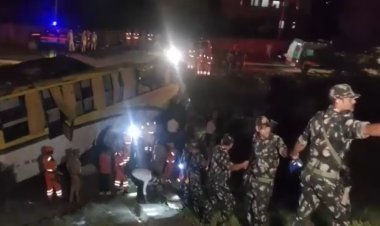 कार-बस में टक्कर, 6 की मौत