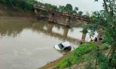 अनियंत्रित कार नहर में गिरी, 2 तैरकर बाहर निकल आए, 2 लापता