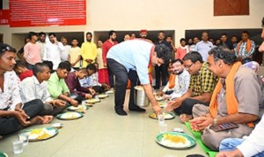 उपमुख्यमंत्री शर्मा कावड़ियों के बीच पहुँचे अमरकंटक, भोजन का वितरण और साथ में बैठकर किया भोजन