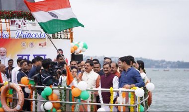 मुख्यमंत्री डॉ. मोहन यादव ने बोट क्लब पर तिरंगा यात्रा में "यह देश हे वीर जवानों का" देश भक्ति गीत गाया।