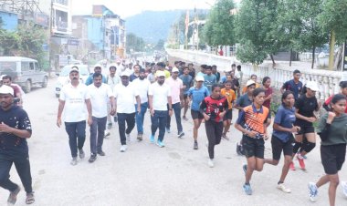 स्वतंत्रता का अलख जगाने जनप्रतिनिधियों व नागरिकों ने लगाई दौड़