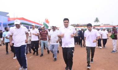 तिरंगे के सम्मान में कलेक्टर-एसपी सहित जनप्रतिनिधियों, स्कूली बच्चों ने लगाई दौड़