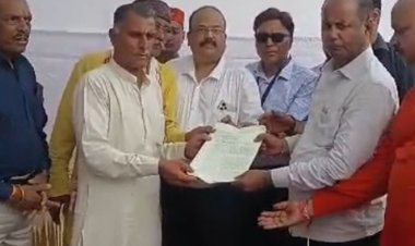 बांग्लादेश में हिंदुओं पर हिंसा का विरोध:देवास में सर्व हिन्दू समाज का मौन धरना, एसडीएम को सौंपा ज्ञापन